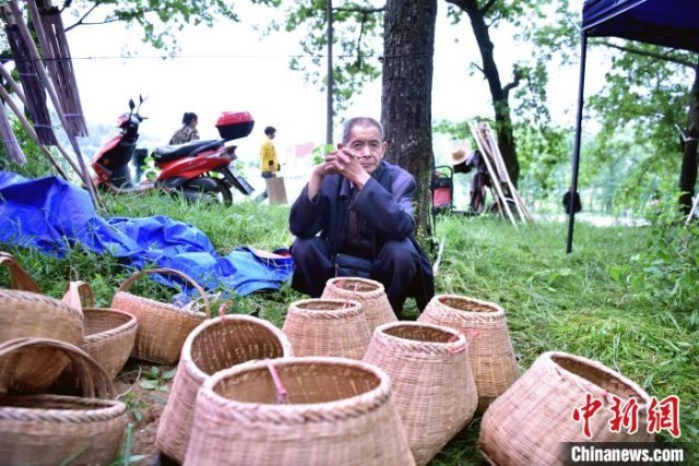图为当地村民在售卖手工竹篓。　焦汉平 　摄
