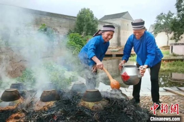 客家奶奶正在制作江西省省级非物质文化遗产“龙南杨村米酒”。(资料图) 徐丽芸 摄