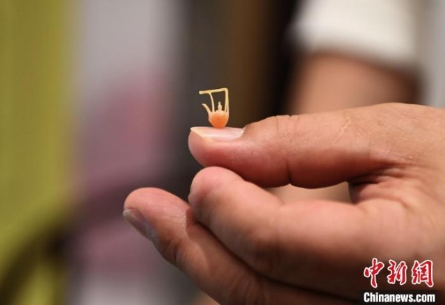 图为福建明溪微雕作品展示。　王东明 摄