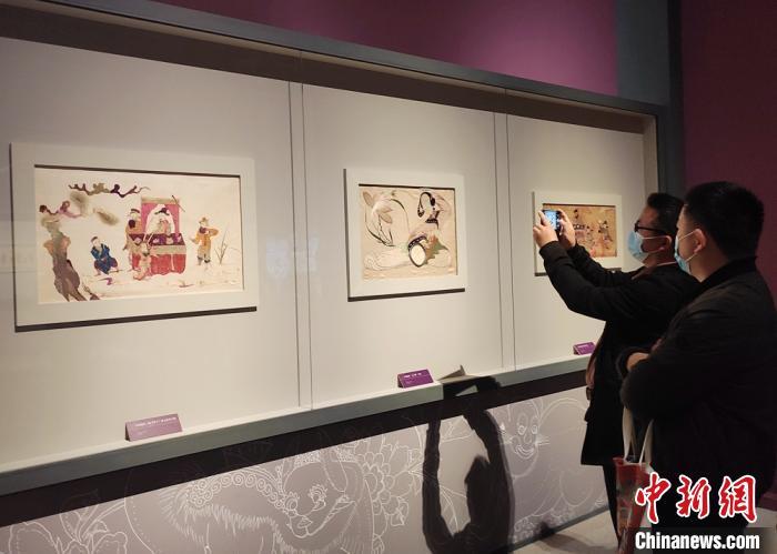 展览共展出170余件(套)公私收藏的清代民国时期桃源刺绣。　邓霞 摄