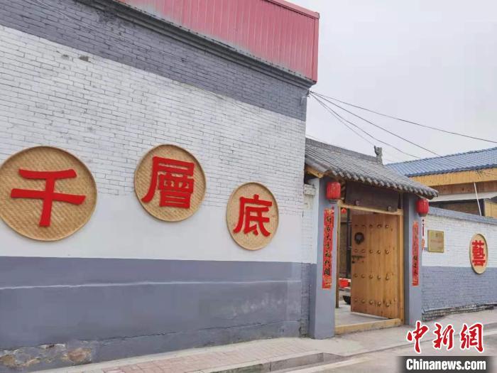 刘家堡村非遗文化街对外开放，剪纸、傅山秘制卤肉等多项非遗项目入驻。　王月供图