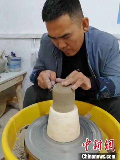 张俊良在工作室制作陶艺作品。　受访者提供。