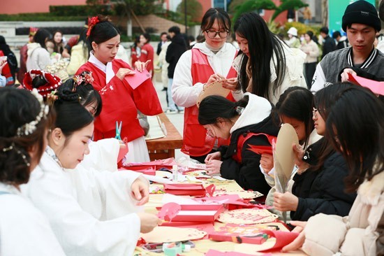 广西英华国际职业学院举办开学主题活动传承非遗文化