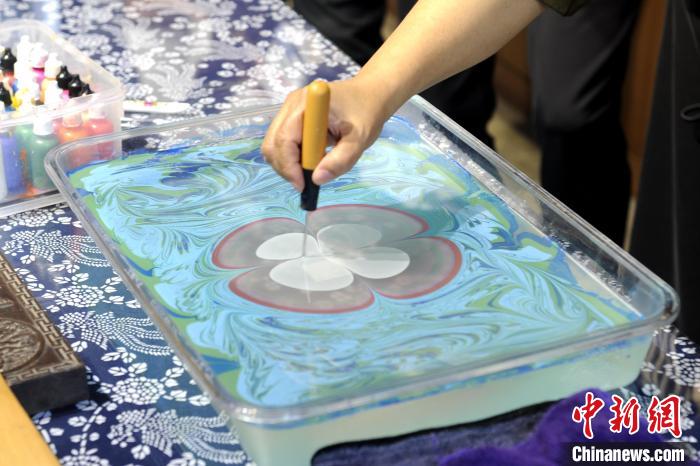 图为非遗传承人张双敏展示唐流彩制作过程。　高铖 摄