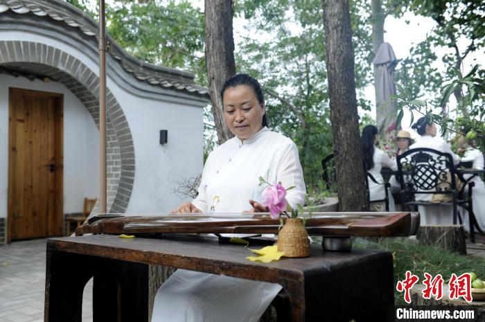 图为古琴非遗传承人郭喜萍弹奏动人琴声。　高铖 摄