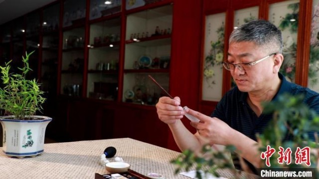 王自勇正手绘制内画。　赵奇 摄