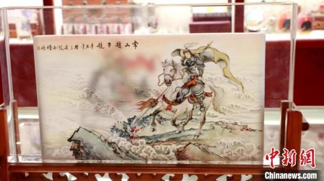 图为制作好的内画屏风。　赵奇 摄