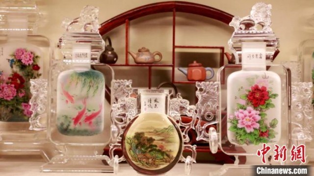 图为制作好的壶形内画摆件。　赵奇 摄