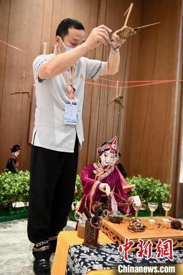 图为畲族木偶茶艺表演。　王东明 摄