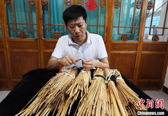 河北永清匠人用20万节秸秆扎刻“万方安和”模型