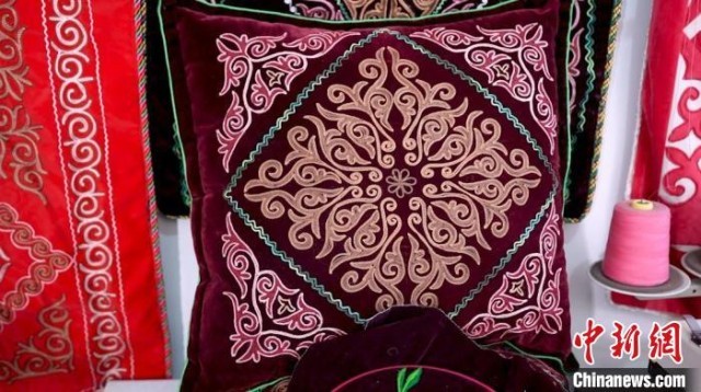 哈丽玛西·阿黑特制作的哈萨克族刺绣抱枕。　戎睿 摄