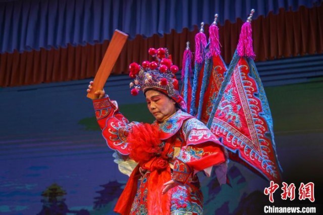 图为广昌孟戏的演员在认真表演。　刘力鑫 摄
