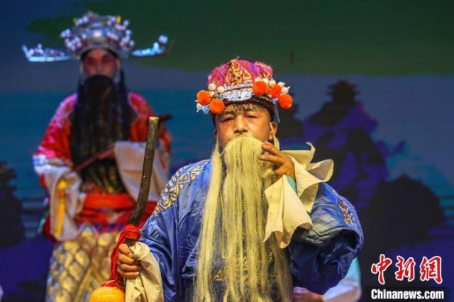 图为打扮奇特的演员在舞台上认真表演。　刘力鑫 摄