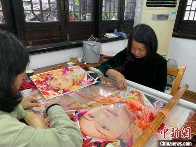 孟德芝正在完成AI新作品《阳光下的牧场》。　何浠 摄