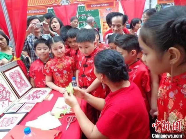 剪纸巧娘海外“收徒”：手作课堂里飘起中国红
