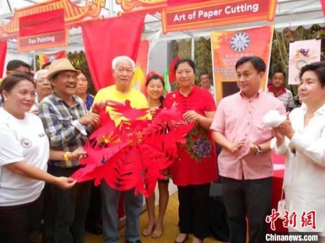 剪纸巧娘海外“收徒”：手作课堂里飘起中国红