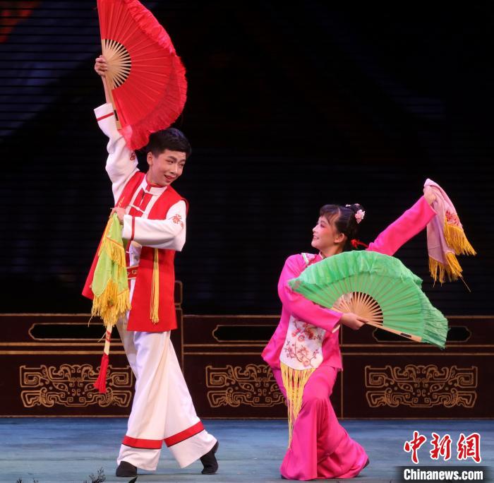 花灯戏《夫妻观灯》剧照 主办方供图 摄
