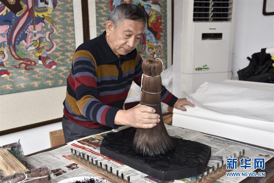 霍庆顺在制作木版年画(1月16日摄). 新华社记者 宋瑞 摄