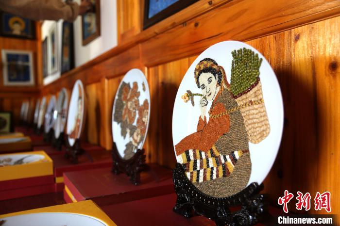 青海尖扎"五谷画"艺人似"神笔马良:巧把粮食变金沙