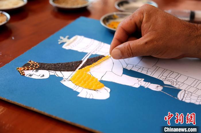 青海尖扎"五谷画"艺人似"神笔马良:巧把粮食变金沙