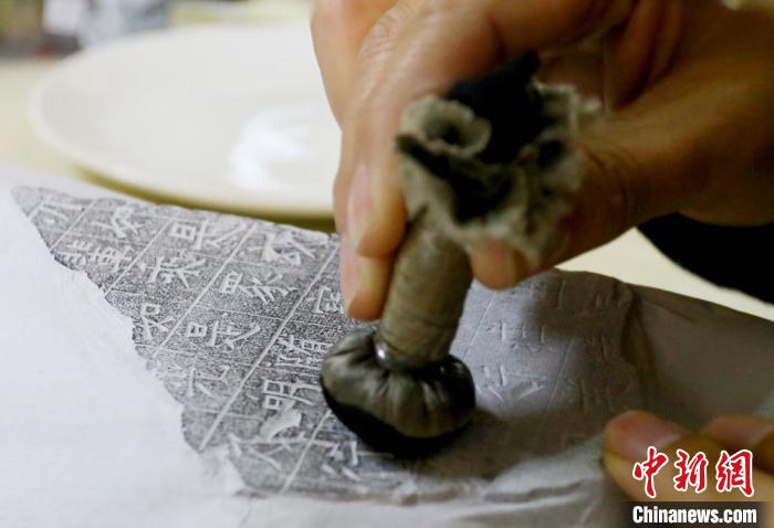 兰州传拓艺人改良工具:"手心温度"定格"金石"真面貌_非遗频道_中国青
