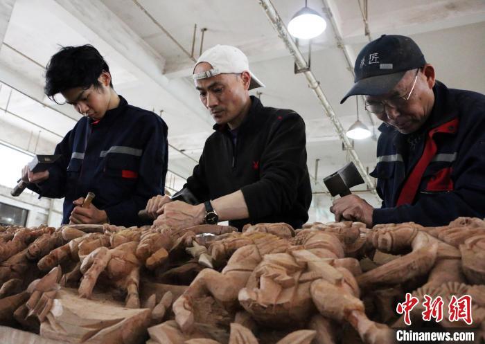 探访安徽黄山徽派木作工艺：百尺高楼起于榫卯之木