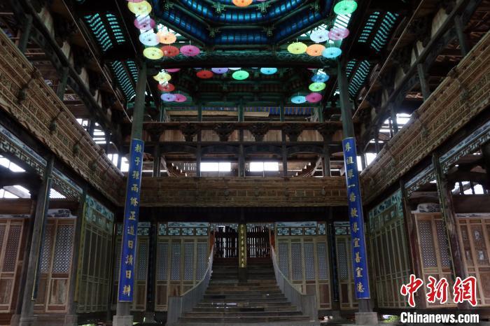 成品木制榫卯结构的楼阁内景 刘浩 摄