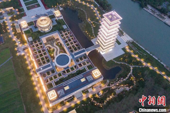 航拍夜色中的中国大运河博物馆。　泱波 摄