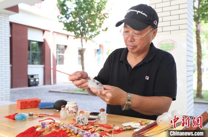 探访宁夏非遗“内画”匠人:在笔尖上舞出的时代艺术