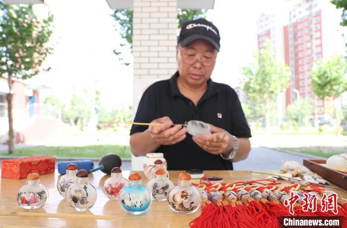 正在进行创作的艾福多。 于晶 摄 正在进行创作的艾福多。 于晶 摄