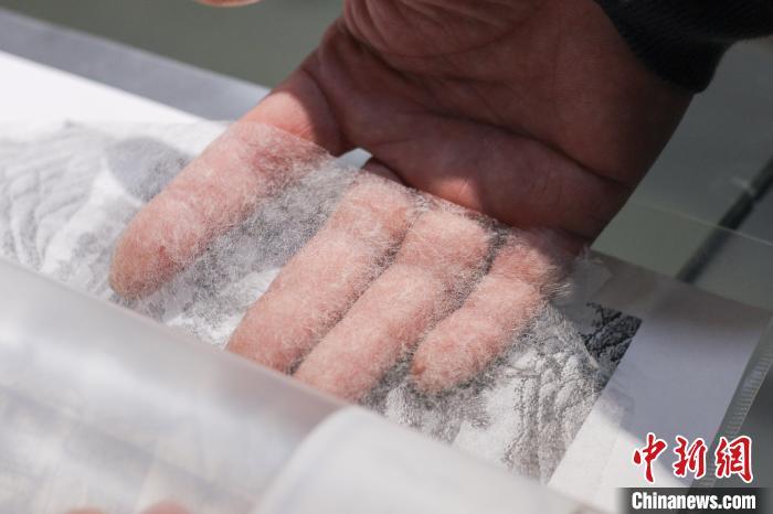 开化纸“薄如蝉翼”。　汪旭莹 摄