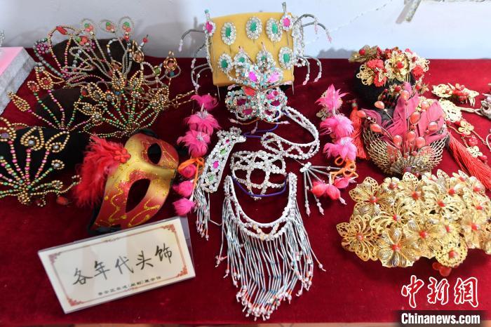 图为展出的头饰。 吕明 摄 图为展出的头饰。 吕明 摄