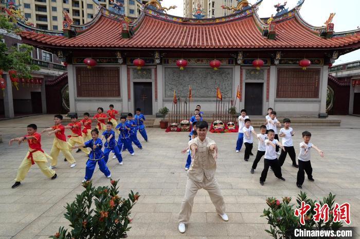 真刀真枪的刣狮以“先拳后狮”的原则学习。图文小徒弟们练习五祖拳。　受访者供图