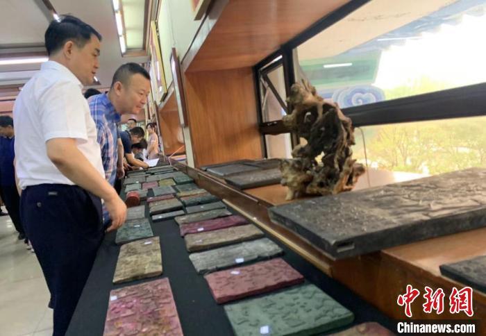 民众零距离触摸感受平阳木版年画其独特韵味。　任丽娜 摄