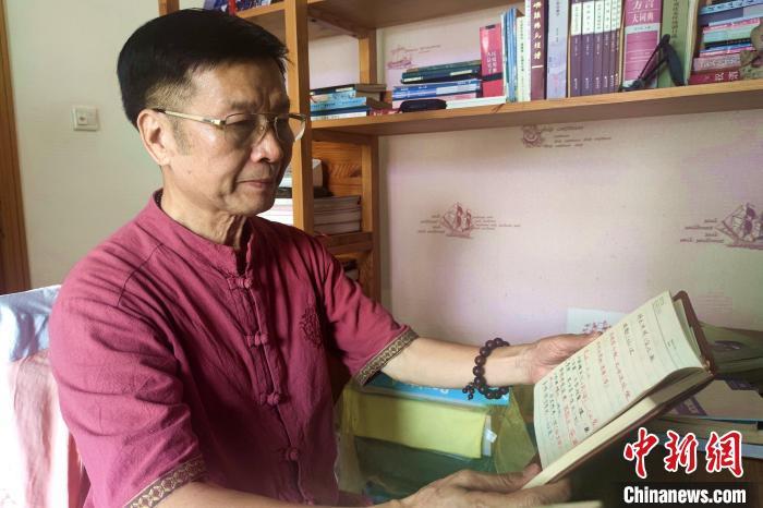杨江东的笔记上写满了闽南语读音、闽南俗谚等。 吴冠标 摄 杨江东的笔记上写满了闽南语读音、闽南俗谚等。 吴冠标 摄