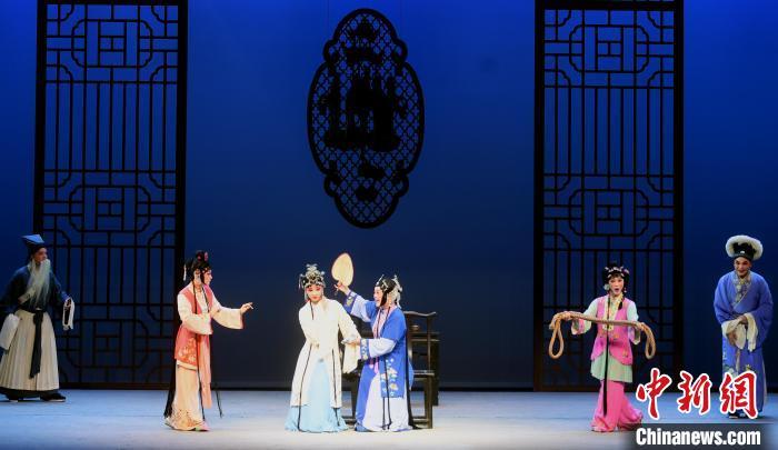 “迎世遗 传文脉”文艺精品展演——福建省实验闽剧院青春版闽剧《双蝶扇》在福建省闽剧艺术中心献演。　记者刘可耕 摄