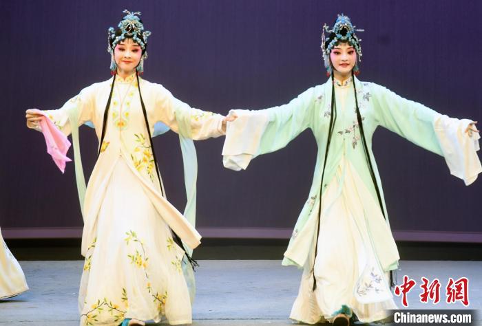 演出结束后，共同在剧中饰演女主人公林梦卿的闽剧青衣新秀文焱(右)、严慧馨(左)向观众谢幕。　记者刘可耕 摄