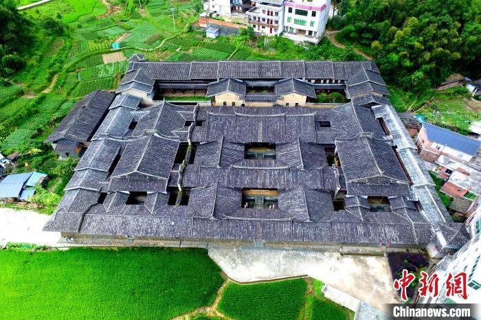 整幢建筑以“九宫格”形状布局，三条轴线并行。　王东明 摄