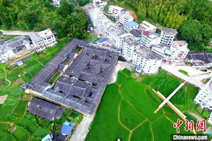 仁和庄与周边民居和谐共存。　王东明 摄