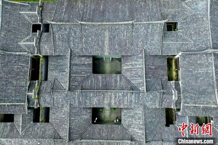 三进院落，各有天井，通风、采光、排水性能良好，占地6000余平方米。　王东明 摄