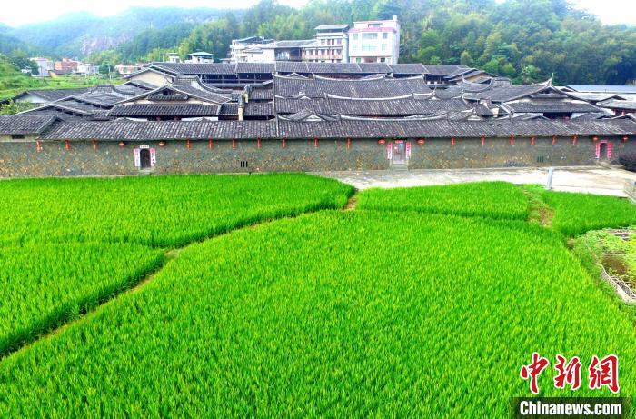 这座以坚固高大寨墙为特征的宫殿式建筑被后人称作民间“固宫”。　王东明 摄
