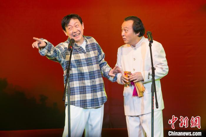 柴京云(右一)、柴京海(左一)兄弟二人表演大同数来宝。　柴京云供图