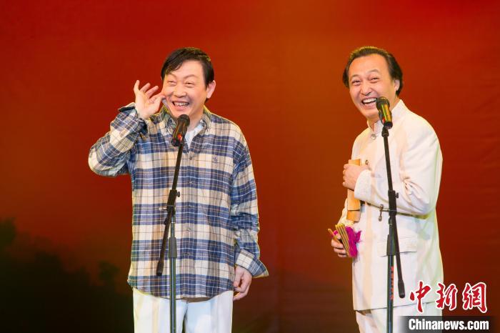 柴京云(右一)、柴京海(左一)兄弟二人表演大同数来宝。　柴京云供图