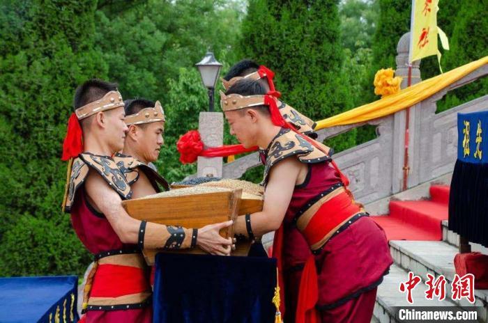 洪洞大槐树祭祖大典进行“迎请神主”“敬香通神”“典帛安神”“敬献供品”等九项传统仪程。 洪洞大槐树景区供图 洪洞大槐树祭祖大典进行“迎请神主”“敬香通神”“典帛安神”“敬献供品”等九项传统仪程。 洪洞大槐树景区供图