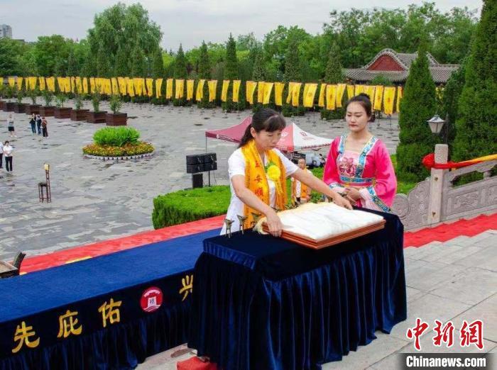 “华人老家”山西洪洞大槐树举办辛丑年中元节祭祖大典。 洪洞大槐树景区供图 “华人老家”山西洪洞大槐树举办辛丑年中元节祭祖大典。 洪洞大槐树景区供图