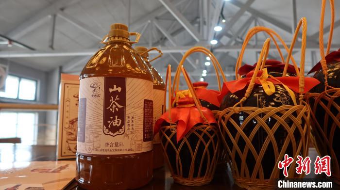 成品山茶油。　董易鑫 摄