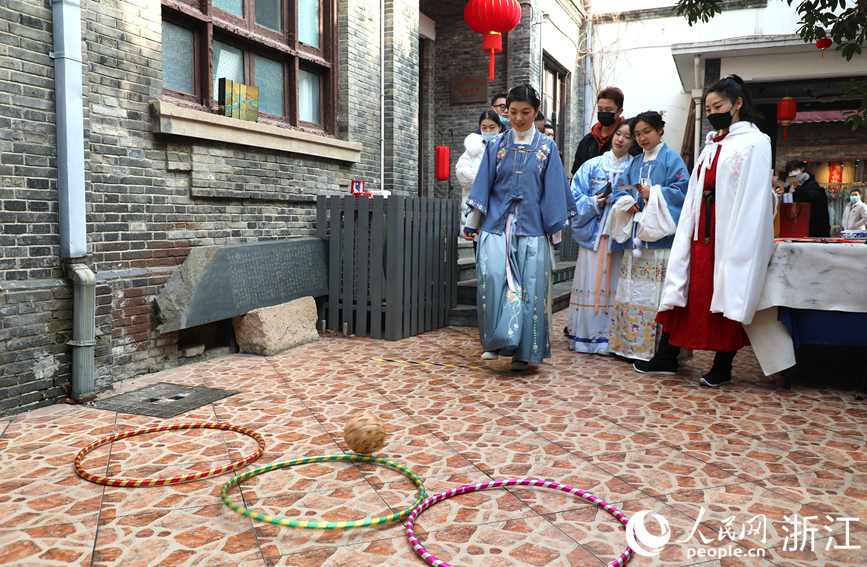 在“品宋韵·迎亚运”西泠春运会中，市民体验蹴鞠运动。人民网 方彭依梦摄